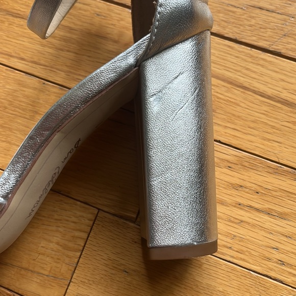 SAM EDELMAN Women's Yancy Block-Heel Crossover Sandals, Silver. Size 7. - Picture 7 of 15